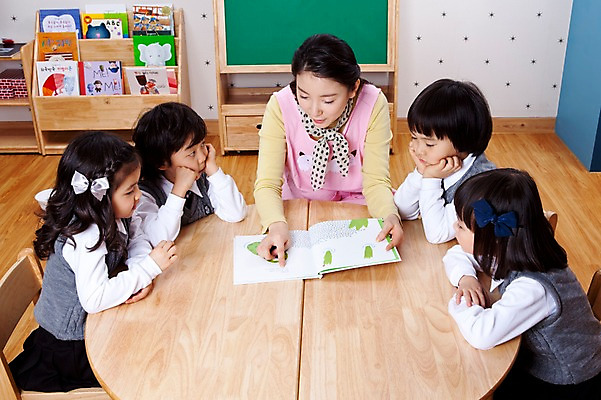 포토 JPG 라이프스타일 여자 어린이교육 교육 남자 어린이 의자 수업 실내 설명 사람 앉기 동양인 소녀 소년 여러명 상반신 라이프 책 교사 칠판 유치원 유치원생 한국인 유치원생라이프 책상 동화책 유치원복 유치원선생님 원탁 어린이만 아이돌봄 국내포토 직업 옷 가구 다수 모션 탁자 인종 내부 생활 파일형식 돌봄서비스