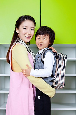 포토 JPG 라이프스타일 여자 어린이교육 교육 남자 어린이 가방 안기 수업 책가방 실내 미소 웃음 사람 동양인 소년 상반신 두명 라이프 옆모습 교사 유치원 유치원생 한국인 유치원생라이프 서랍장 유치원복 백팩 유치원선생님 신발장 유치원가방 어린이만 아이돌봄 국내포토 직업 잡화 옷 뷰포인트 가구 모션 표정 인종 내부 생활 파일형식 돌봄서비스