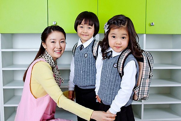 포토 JPG 라이프스타일 여자 어린이교육 교육 남자 어린이 가방 수업 책가방 실내 미소 웃음 사람 동양인 소녀 소년 상반신 라이프 세명 교사 유치원 유치원생 한국인 유치원생라이프 서랍장 유치원복 백팩 유치원선생님 신발장 유치원가방 어린이만 아이돌봄 국내포토 직업 잡화 옷 가구 표정 인종 내부 생활 파일형식 돌봄서비스