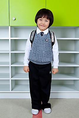 포토 JPG 전신 라이프스타일 어린이교육 교육 남자 초등학생 어린이 가방 수업 책가방 실내 실내화 한명 서기 웃음 사람 동양인 소년 라이프 앞모습 유치원 유치원생 한국인 유치원생라이프 서랍장 유치원복 백팩 신발장 유치원가방 남자만 남자한명만 어린이만 소년만 소년한명만 국내포토 1 학생 잡화 옷 뷰포인트 가구 신발 모션 표정 인종 내부 생활 파일형식