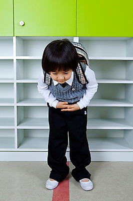 포토 JPG 전신 라이프스타일 어린이교육 교육 남자 초등학생 어린이 가방 수업 책가방 실내 실내화 한명 서기 사람 동양인 소년 라이프 앞모습 유치원 유치원생 한국인 인사 유치원생라이프 서랍장 유치원복 백팩 신발장 유치원가방 남자만 남자한명만 어린이만 소년만 소년한명만 국내포토 1 학생 잡화 옷 뷰포인트 가구 신발 모션 인종 내부 생활 예절 파일형식