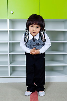 포토 JPG 전신 라이프스타일 어린이교육 교육 남자 초등학생 어린이 가방 수업 책가방 실내 실내화 한명 서기 사람 동양인 소년 라이프 앞모습 유치원 유치원생 한국인 인사 유치원생라이프 서랍장 유치원복 백팩 신발장 유치원가방 남자만 남자한명만 어린이만 소년만 소년한명만 국내포토 1 학생 잡화 옷 뷰포인트 가구 신발 모션 인종 내부 생활 예절 파일형식