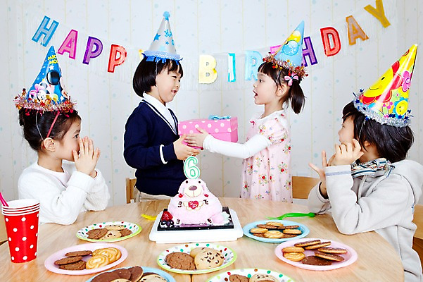 포토 JPG 라이프스타일 접시 여자 남자 음료 어린이 음식 빵 포크 의자 탁자 실내 선물 웃음 사람 동양인 소녀 이벤트 소년 여러명 상반신 라이프 컵 친구 선물상자 파티 쿠키 제과 과자 케이크 유치원 유치원생 고깔모자 한국인 축하 생일파티 생일 종이컵 유치원생라이프 책상 잔치 제빵 생일상 어린이만 국내포토 모자_잡화 식기 교육 기념일 가구 다수 컨셉 관계 디저트 표정 인종 내부 생활 상자 제과제빵 일회용 파일형식