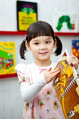 포토 JPG 라이프스타일 여자 어린이교육 교육 어린이 의자 교재 실내 한명 미소 웃음 사람 동양인 소녀 상반신 라이프 앞모습 책 독서 유치원 유치원생 한국인 도서관 유치원생라이프 동화책 여자만 여자한명만 어린이만 소녀만 소녀한명만 국내포토 1 뷰포인트 가구 표정 인종 내부 생활 파일형식