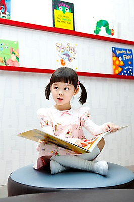 포토 JPG 전신 라이프스타일 여자 어린이교육 교육 어린이 교재 실내 한명 사람 앉기 동양인 소녀 라이프 앞모습 책 독서 유치원 유치원생 한국인 도서관 유치원생라이프 동화책 그림책 여자만 여자한명만 어린이만 소녀만 소녀한명만 국내포토 1 뷰포인트 모션 인종 내부 생활 파일형식