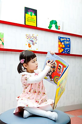 포토 JPG 전신 라이프스타일 여자 어린이교육 교육 어린이 교재 실내 한명 사람 앉기 동양인 소녀 라이프 앞모습 책 독서 유치원 유치원생 한국인 도서관 유치원생라이프 동화책 그림책 여자만 여자한명만 어린이만 소녀만 소녀한명만 국내포토 1 뷰포인트 모션 인종 내부 생활 파일형식