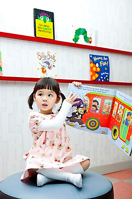 포토 JPG 전신 라이프스타일 여자 어린이교육 교육 어린이 교재 실내 한명 사람 앉기 동양인 소녀 라이프 앞모습 책 독서 유치원 유치원생 한국인 도서관 유치원생라이프 동화책 그림책 여자만 여자한명만 어린이만 소녀만 소녀한명만 국내포토 1 뷰포인트 모션 인종 내부 생활 파일형식