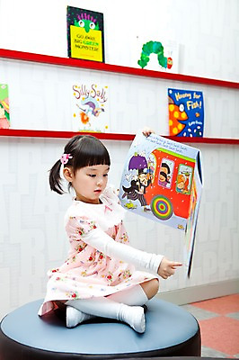 포토 JPG 전신 라이프스타일 여자 어린이교육 교육 어린이 교재 실내 한명 사람 앉기 동양인 소녀 라이프 앞모습 책 독서 유치원 유치원생 한국인 도서관 유치원생라이프 동화책 그림책 여자만 여자한명만 어린이만 소녀만 소녀한명만 국내포토 1 뷰포인트 모션 인종 내부 생활 파일형식