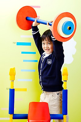 포토 JPG 전신 라이프스타일 어린이교육 교육 남자 초등학생 어린이 실내 한명 미소 웃음 사람 동양인 소년 상반신 라이프 옆모습 장난감 운동 놀이용품 유치원 유치원생 한국인 역기 유치원생라이프 유치원복 역도 쉬는시간 벤치프레스 남자만 남자한명만 어린이만 소년만 소년한명만 국내포토 1 학생 옷 스포츠 뷰포인트 휴식 표정 건강 인종 내부 생활 운동기구 오브젝트 파일형식