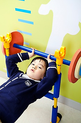 포토 JPG 라이프스타일 어린이교육 교육 남자 초등학생 어린이 실내 한명 사람 동양인 소년 상반신 라이프 눕기 장난감 운동 놀이용품 유치원 유치원생 한국인 역기 유치원생라이프 유치원복 역도 쉬는시간 벤치프레스 남자만 남자한명만 어린이만 소년만 소년한명만 국내포토 1 학생 옷 스포츠 모션 휴식 건강 인종 내부 생활 운동기구 오브젝트 파일형식