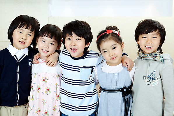 포토 JPG 라이프스타일 여자 어린이교육 교육 남자 어린이 놀이 어깨동무 실내 서기 미소 웃음 사람 동양인 소녀 소년 여러명 상반신 라이프 앞모습 친구 유치원 유치원생 한국인 유치원생라이프 어린이만 국내포토 뷰포인트 포즈 다수 관계 모션 표정 인종 내부 생활 파일형식