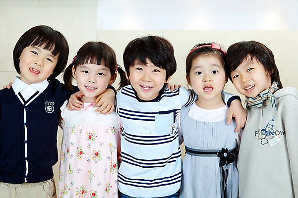 포토 JPG 라이프스타일 여자 어린이교육 교육 남자 어린이 의자 놀이 어깨동무 실내 서기 미소 웃음 사람 동양인 소녀 소년 여러명 상반신 라이프 앞모습 친구 유치원 유치원생 한국인 유치원생라이프 어린이만 국내포토 뷰포인트 포즈 가구 다수 관계 모션 표정 인종 내부 생활 파일형식