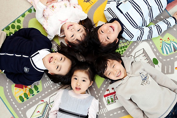 포토 JPG 라이프스타일 여자 어린이교육 교육 남자 어린이 의자 놀이 실내 미소 웃음 사람 동양인 소녀 소년 여러명 상반신 라이프 앞모습 친구 눕기 유치원 유치원생 한국인 유치원생라이프 즐거움 어린이만 국내포토 감정 뷰포인트 가구 다수 관계 모션 표정 인종 내부 생활 파일형식