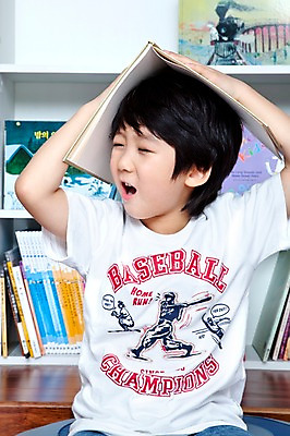 포토 JPG 라이프스타일 어린이교육 교육 남자 어린이 교재 책장 실내 피곤 한명 사람 앉기 동양인 소년 상반신 라이프 앞모습 책 독서 유치원 유치원생 한국인 도서관 유치원생라이프 동화책 하품 남자만 남자한명만 어린이만 소년만 소년한명만 국내포토 1 뷰포인트 가구 컨셉 모션 인종 내부 생활 생리현상 파일형식