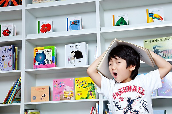 포토 JPG 라이프스타일 어린이교육 교육 남자 어린이 교재 책장 실내 피곤 한명 사람 동양인 소년 상반신 라이프 앞모습 책 독서 유치원 유치원생 한국인 도서관 유치원생라이프 동화책 하품 남자만 남자한명만 어린이만 소년만 소년한명만 국내포토 1 뷰포인트 가구 컨셉 인종 내부 생활 생리현상 파일형식