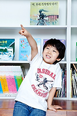 포토 JPG 라이프스타일 어린이교육 교육 남자 어린이 교재 책장 실내 한명 미소 웃음 사람 앉기 동양인 손짓 소년 상반신 라이프 앞모습 책 독서 유치원 유치원생 한국인 가리킴 도서관 유치원생라이프 동화책 남자만 남자한명만 어린이만 소년만 소년한명만 국내포토 1 뷰포인트 가구 모션 표정 인종 내부 생활 파일형식