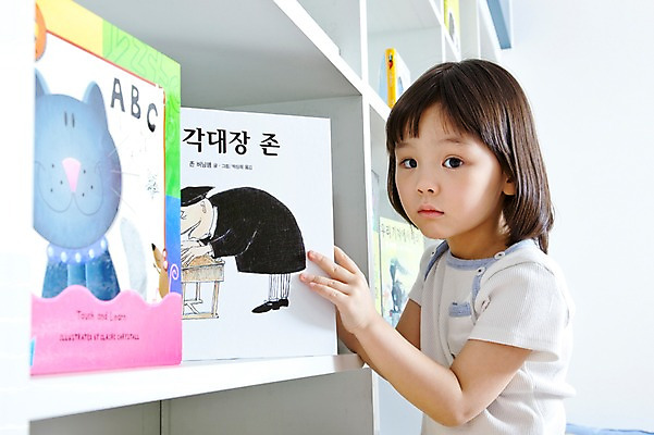 포토 JPG 라이프스타일 여자 어린이교육 교육 어린이 교재 책장 실내 한명 사람 동양인 소녀 상반신 라이프 앞모습 옆모습 책 독서 유치원 유치원생 한국인 도서관 유치원생라이프 동화책 여자만 여자한명만 어린이만 소녀만 소녀한명만 국내포토 1 뷰포인트 가구 인종 내부 생활 파일형식