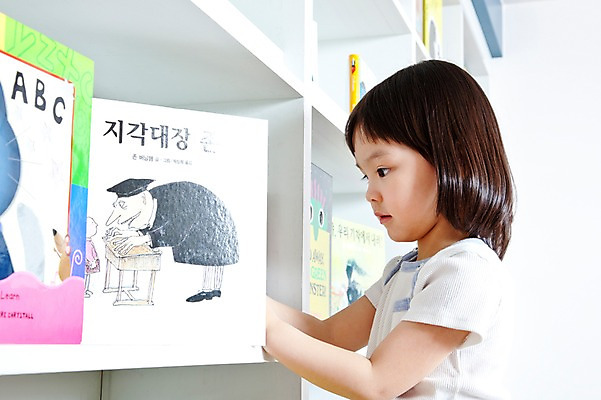 포토 JPG 라이프스타일 여자 어린이교육 교육 어린이 교재 책장 실내 한명 사람 동양인 소녀 상반신 라이프 옆모습 책 독서 유치원 유치원생 한국인 도서관 유치원생라이프 동화책 여자만 여자한명만 어린이만 소녀만 소녀한명만 국내포토 1 뷰포인트 가구 인종 내부 생활 파일형식