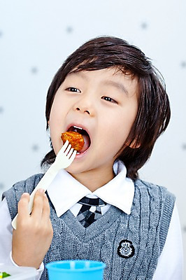 포토 JPG 라이프스타일 식기 어린이교육 교육 남자 초등학생 어린이 음식 포크 실내 한명 사람 동양인 소년 상반신 라이프 앞모습 컵 식사 유치원 유치원생 한국인 먹기 유치원생라이프 유치원복 점심 남자만 남자한명만 어린이만 소년만 소년한명만 국내포토 1 학생 옷 뷰포인트 모션 인종 내부 생활 파일형식
