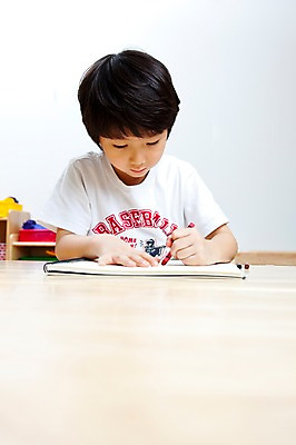 포토 JPG 라이프스타일 어린이교육 교육 남자 어린이 탁자 학용품 색연필 실내 미술 한명 사람 앉기 동양인 소년 상반신 라이프 앞모습 필기구 유치원 유치원생 한국인 그리기 유치원생라이프 책상 그림 교구 크레파스 미술교육 남자만 남자한명만 어린이만 소년만 소년한명만 국내포토 1 뷰포인트 가구 모션 문화예술 문구용품 인종 내부 생활 파일형식