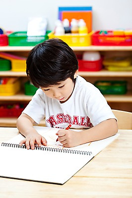포토 JPG 라이프스타일 어린이교육 교육 남자 어린이 탁자 학용품 색연필 실내 미술 한명 사람 앉기 동양인 소년 상반신 라이프 앞모습 필기구 유치원 유치원생 한국인 그리기 유치원생라이프 책상 그림 교구 크레파스 미술교육 남자만 남자한명만 어린이만 소년만 소년한명만 국내포토 1 뷰포인트 가구 모션 문화예술 문구용품 인종 내부 생활 파일형식