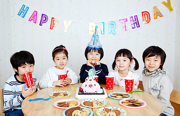 포토 JPG 라이프스타일 접시 여자 남자 음료 어린이 음식 빵 포크 의자 탁자 실내 웃음 사람 앉기 동양인 소녀 이벤트 소년 여러명 상반신 라이프 앞모습 컵 친구 파티 쿠키 제과 과자 케이크 유치원 유치원생 한국인 축하 생일파티 생일 종이컵 유치원생라이프 책상 잔치 제빵 생일상 어린이만 국내포토 식기 교육 기념일 뷰포인트 가구 다수 컨셉 관계 모션 디저트 표정 인종 내부 생활 제과제빵 일회용 파일형식