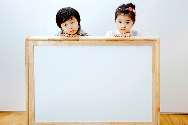 포토 JPG 라이프스타일 여자 어린이교육 교육 남자 어린이 포즈 놀이 실내 사람 동양인 소녀 소년 상반신 두명 라이프 앞모습 친구 칠판 유치원 유치원생 한국인 유치원생라이프 화이트보드 어린이만 국내포토 뷰포인트 관계 인종 내부 생활 파일형식