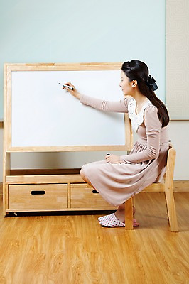 포토 JPG 전신 라이프스타일 여자 교육 수업 실내 한명 미소 웃음 사람 앉기 동양인 20대 성인 라이프 옆모습 필기구 펜 교사 칠판 유치원 한국인 사인펜 유치원생라이프 유치원선생님 보드마카 여자만 여자한명만 국내포토 직업 1 뷰포인트 모션 문구용품 표정 인종 청년 내부 생활 파일형식