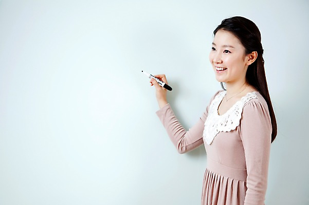 포토 JPG 라이프스타일 여자 교육 수업 실내 한명 서기 미소 웃음 사람 동양인 상반신 20대 성인 라이프 옆모습 필기구 펜 교사 칠판 유치원 한국인 사인펜 유치원생라이프 유치원선생님 보드마카 여자만 여자한명만 국내포토 직업 1 뷰포인트 모션 문구용품 표정 인종 청년 내부 생활 파일형식