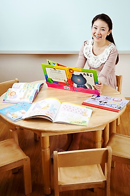 포토 JPG 라이프스타일 영어 여자 교육 의자 실내 영어교육 한명 미소 웃음 사람 앉기 동양인 상반신 20대 성인 라이프 앞모습 책 교사 유치원 한국인 유치원생라이프 책상 유치원선생님 영어교재 여자만 여자한명만 국내포토 직업 문자 1 뷰포인트 가구 모션 교재 표정 인종 청년 내부 생활 파일형식