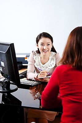포토 JPG 라이프스타일 여자 교육 탁자 실내 대화 미소 웃음 사람 앉기 동양인 상반신 두명 라이프 전자제품 컴퓨터 모니터 컴퓨터용품 교사 유치원 한국인 키보드 인쇄기 유치원생라이프 책상 상담 유치원선생님 상담실 여자만 어린이만 소녀만 국내포토 직업 가구 모션 표정 말하기 인종 내부 생활 오브젝트 파일형식