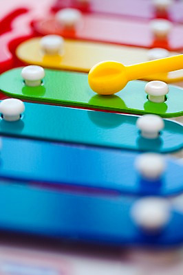 포토 JPG 교육 악기 음악 타악기 미소 웃음 근접촬영 사람없음 유치원 오브젝트 교구 교육용품 실로폰 국내포토 뷰포인트 문화예술 표정 파일형식