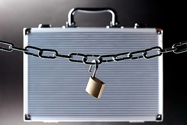 포토 JPG 스튜디오촬영 생활용품 가방 자물쇠 실내 안전 사람없음 쇠사슬 오브젝트 예방 잠금 보안 사슬체인 잠금가방 국내포토 잡화 내부 파일형식