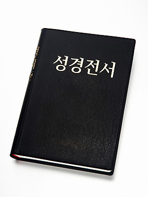 포토 JPG 스튜디오촬영 문자 표지 기독교 종교 종교용품 기독교용품 실내 누끼 한글 사람없음 책 성경 오브젝트 국내포토 내부 파일형식