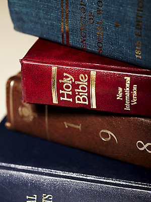 포토 JPG 스튜디오촬영 표지 기독교 종교 종교용품 기독교용품 실내 근접촬영 사람없음 책 쌓기 성경 오브젝트 국내포토 뷰포인트 모션 내부 파일형식