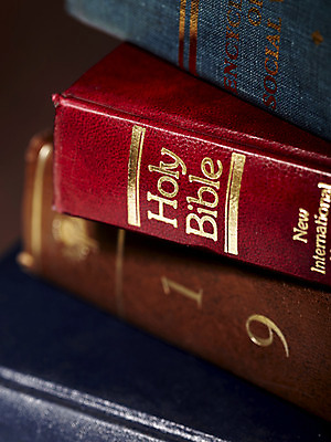 포토 JPG 스튜디오촬영 표지 기독교 종교 종교용품 기독교용품 실내 근접촬영 사람없음 책 쌓기 성경 오브젝트 국내포토 뷰포인트 모션 내부 파일형식