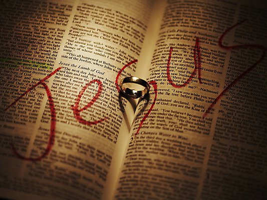 포토 JPG 스튜디오촬영 영어 기독교 종교 장신구 종교용품 기독교용품 실내 사람없음 성경 펼침 반지 예수 보석 오브젝트 페이지 국내포토 문자 모션 내부 신_종교 광석 파일형식