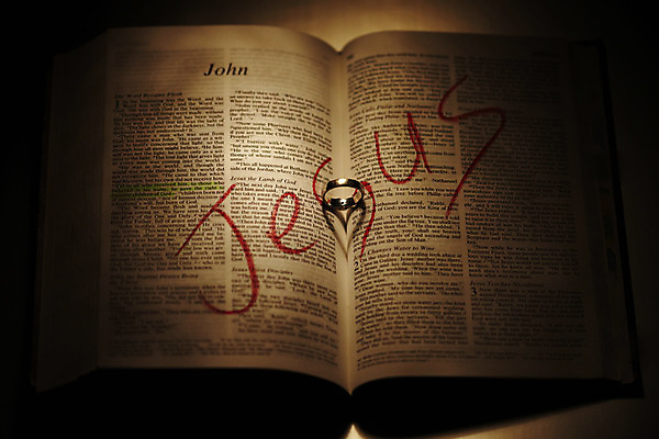 포토 JPG 스튜디오촬영 기독교 종교 장신구 종교용품 기독교용품 실내 사람없음 성경 반지 예수 보석 오브젝트 국내포토 내부 신_종교 광석 파일형식