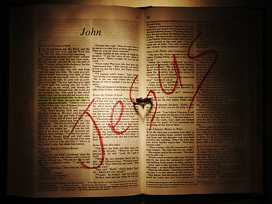 포토 JPG 스튜디오촬영 영어 기독교 종교 장신구 종교용품 기독교용품 실내 사람없음 성경 펼침 반지 예수 보석 오브젝트 페이지 국내포토 문자 모션 내부 신_종교 광석 파일형식