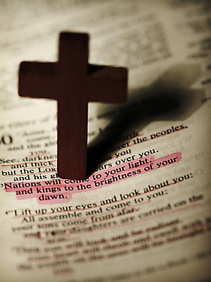 포토 JPG 스튜디오촬영 영어 기독교 종교 십자가 종교용품 기독교용품 실내 그림자 근접촬영 사람없음 목재 성경 펼침 오브젝트 페이지 나무십자가 국내포토 나무 문자 뷰포인트 재료 모션 내부 파일형식