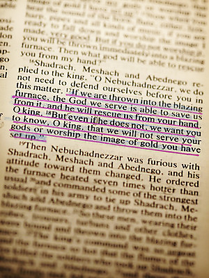 포토 JPG 스튜디오촬영 영어 기독교 종교 종교용품 기독교용품 실내 근접촬영 사람없음 성경 펼침 오브젝트 페이지 국내포토 문자 뷰포인트 모션 내부 파일형식