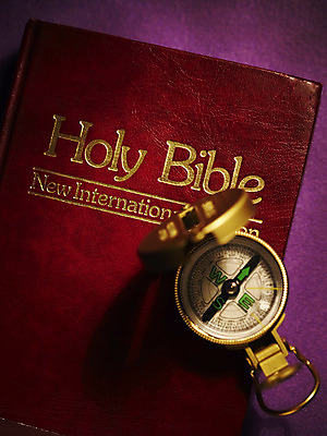 포토 JPG 스튜디오촬영 표지 기독교 종교 종교용품 기독교용품 실내 사람없음 책 성경 나침반 오브젝트 국내포토 내부 파일형식