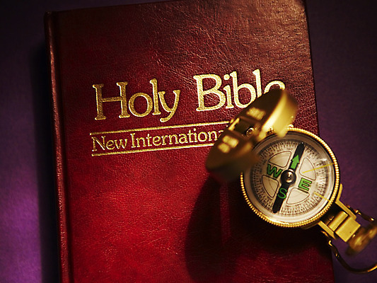 포토 JPG 스튜디오촬영 표지 기독교 종교 종교용품 기독교용품 실내 사람없음 책 성경 나침반 오브젝트 국내포토 내부 파일형식