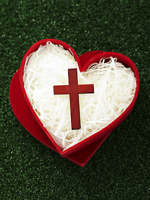 포토 JPG 스튜디오촬영 기독교 종교 컬러 백그라운드 십자가 종교용품 기독교용품 실내 선물 사랑 잔디 사람없음 초록색 선물상자 상자 하트 오브젝트 국내포토 모양 식물 감정 내부 파일형식