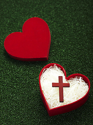 포토 JPG 스튜디오촬영 기독교 종교 컬러 백그라운드 십자가 종교용품 기독교용품 실내 선물 사랑 잔디 사람없음 초록색 선물상자 상자 하트 오브젝트 국내포토 모양 식물 감정 내부 파일형식