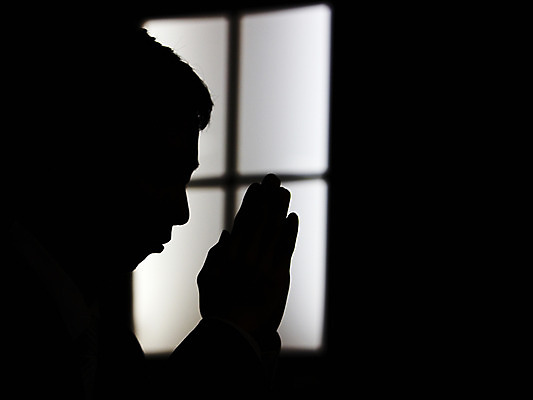 포토 JPG 남자 실루엣 기독교 종교 백그라운드 종교용품 창문 기독교용품 실내 한명 사람 20대 성인 옆모습 교회 기도 오브젝트 예배 남자만 남자한명만 성인남자만 청년만 청년남자만 청년남자한명만 성인한명만 성인남자한명만 성인만 국내포토 1 뷰포인트 종교건축 촬영기법 청년 내부 건물 파일형식