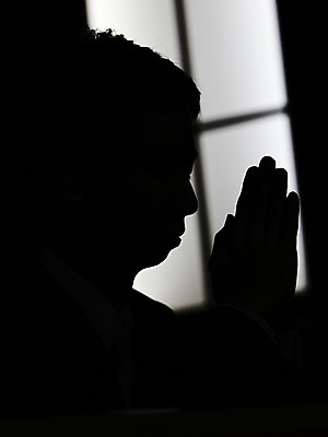 포토 JPG 남자 실루엣 기독교 종교 백그라운드 종교용품 창문 기독교용품 실내 한명 사람 20대 성인 옆모습 교회 기도 오브젝트 예배 남자만 남자한명만 성인남자만 청년만 청년남자만 청년남자한명만 성인한명만 성인남자한명만 성인만 국내포토 1 뷰포인트 종교건축 촬영기법 청년 내부 건물 파일형식