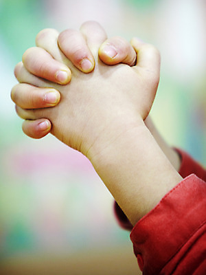 포토 JPG 손 기독교 종교 백그라운드 실내 사람 신체부위 교회 기도 예배 국내포토 종교건축 내부 건물 파일형식