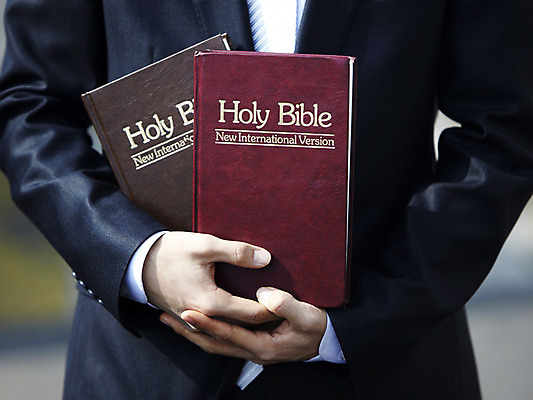 포토 JPG 표지 기독교 종교 백그라운드 종교용품 기독교용품 들기 사람 앞모습 신체부위 책 교회 성경 오브젝트 몸통 국내포토 뷰포인트 종교건축 모션 건물 파일형식