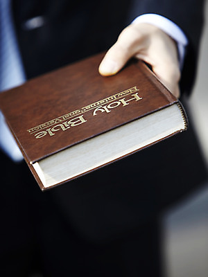 포토 JPG 표지 기독교 종교 백그라운드 종교용품 기독교용품 들기 사람 앞모습 신체부위 책 교회 성경 오브젝트 몸통 국내포토 뷰포인트 종교건축 모션 건물 파일형식